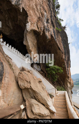 Falaise de calcaire et des escaliers à l'entrée de la grottes de Pak Ou près de Luang Prabang au Laos. Banque D'Images