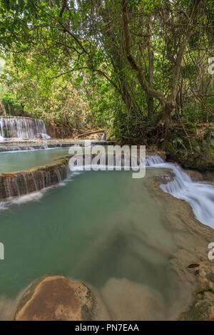 Belle vue sur une petite cascade et cascades à l'Tat Cascades de Kuang Si près de Luang Prabang au Laos sur une journée ensoleillée. Banque D'Images