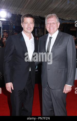 Brad Pitt, Robert Zemeckis 11/09/2016 Première mondiale de' qui a eu lieu au Regency Village Theatre de Los Angeles, CA Photo de Julian Blythe / HNW / PictureLux Banque D'Images