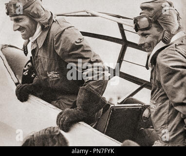 A. E. Clouston, droite, et Victor Ricketts arrivant à l'Aérodrome de Croydon, le 26 mars 1938 après un vol de l'Angleterre à la Nouvelle Zélande et retour dans un peu moins de 11 jours. Le Commodore de l'air Arthur Edmond Clouston, 1908 - 1984. Le pilote d'essai britannique et les hauts officier de la Royal Air Force. À partir de ces années, publié en 1938. Banque D'Images