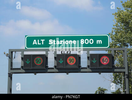 L'italien la signalisation routière sur l'autoroute. Le texte signifie arrêter Gare à 800m et vous devez paie Banque D'Images