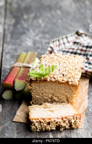 La rhubarbe fait maison recouvert de gâteau d'avoine sucrées sur table en bois Banque D'Images