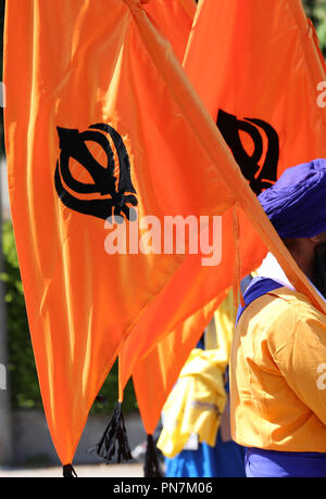 Symbole de la religion sikh appelé KAHNDA sur le drapeau orange Banque D'Images