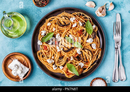 Pasta alla Norma - Cuisine italienne traditionnelle avec l'aubergine, tomate, fromage et basilic, vue d'en haut. Banque D'Images