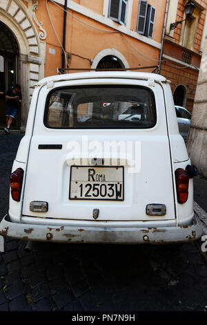 Une vieille Renault 4 voiture avec un vieux Roma plaque d'immatriculation. Banque D'Images