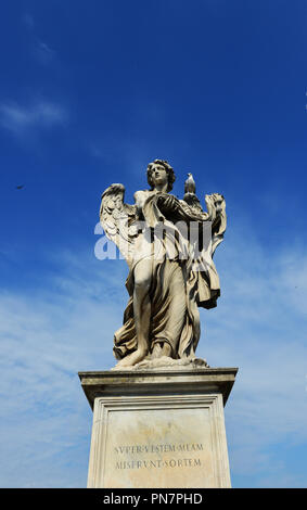 Ange avec le vêtement et Dice on the Ponte Sant'Angelo à Rome. Banque D'Images