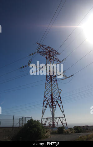 Vue de dessous d'une grande tour pour le transport de l'électricité à haute tension Banque D'Images