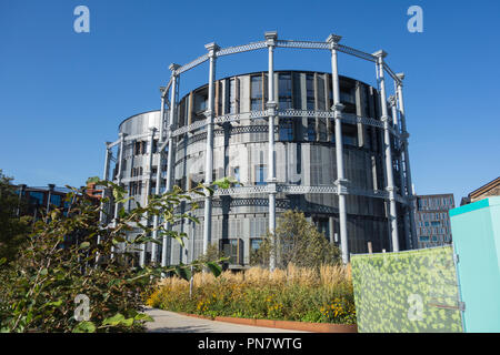 Appartements de luxe fabriqué à partir de gaz victorien reconverti au Parc du gazomètre, Kings Cross, London, UK, Banque D'Images