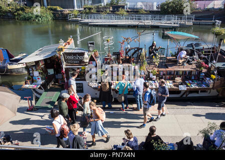 Mot sur l'eau librairie flottante, Regent's Canal de halage, Kings Cross, Camden, London, N1, UK Banque D'Images