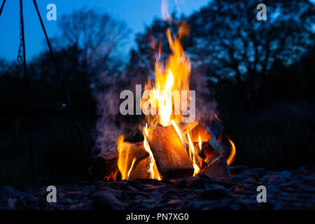 La gravure sur bois d'un feu de camp contre le ciel en début de soirée. Banque D'Images