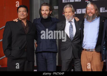 Gil Birmingham, Chris Pine, Jeff Bridges, David Mackenzie 1/6/2016 Jeff Bridges Handprint cérémonie au Théâtre chinois de Grauman à Hollywood, CA Photo de Julian Blythe / / PictureLux HNW Banque D'Images