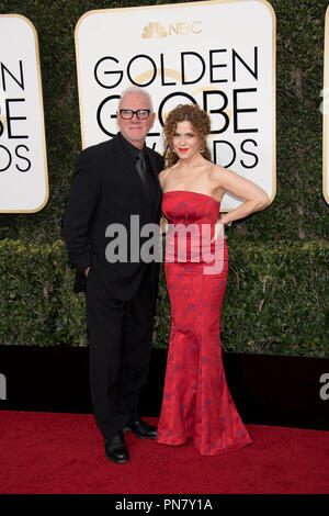 Malcolm McDowell et Bernadette Peters assister à la 74e Golden Globe Awards annuel tenu à l'hôtel Beverly Hilton le 8 janvier 2017. Référence #  33198 Fichier 143CCR pour un usage éditorial uniquement - Tous droits réservés Banque D'Images