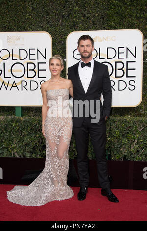 Elsa Pataky et Chris Hemsworth assister à la 74e Golden Globes Awards annuel avec au Beverly Hilton de Los Angeles, CA le dimanche, Janvier 8, 2017. Référence #  33198 Fichier 324CCR pour un usage éditorial uniquement - Tous droits réservés Banque D'Images