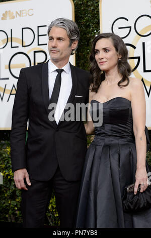 Nommé pour la MEILLEURE PERFORMANCE PAR UNE ACTRICE DANS UNE SÉRIE TÉLÉVISÉE - Drame pour son rôle dans 'Stranger' Choses, Winona Ryder actrice assiste à la 74e Golden Globes Awards annuels avec Scott Mackinlay Hahn au Beverly Hilton de Los Angeles, CA le dimanche, Janvier 8, 2017. Référence #  33198 Fichier 355CCR pour un usage éditorial uniquement - Tous droits réservés Banque D'Images