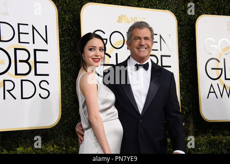 Nominé pour le Meilleur Réalisateur - MOTION PICTURE pour scie à métaux, 'ridge' réalisateur Mel Gibson et Rosalind Ross assister à la 74e assemblée annuelle Golden Globes Awards au Beverly Hilton de Los Angeles, CA le dimanche, Janvier 8, 2017. Référence #  33198 Fichier 436CCR pour un usage éditorial uniquement - Tous droits réservés Banque D'Images