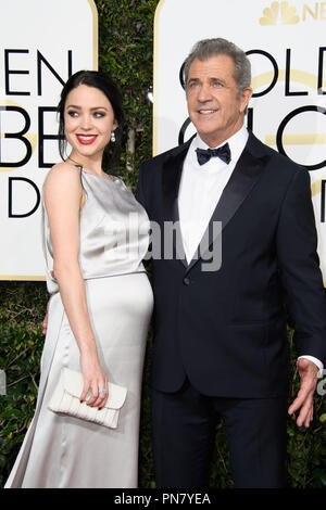 Nominé pour le Meilleur Réalisateur - MOTION PICTURE pour scie à métaux, 'ridge' réalisateur Mel Gibson et Rosalind Ross assister à la 74e assemblée annuelle Golden Globes Awards au Beverly Hilton de Los Angeles, CA le dimanche, Janvier 8, 2017. Référence #  33198 Fichier 435CCR pour un usage éditorial uniquement - Tous droits réservés Banque D'Images