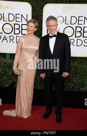 Nommé pour la MEILLEURE PERFORMANCE PAR UNE ACTRICE DANS UN FILM - Comédie ou comédie musicale pour son rôle dans 'Les femmes du 20e siècle, l'actrice Annette Bening' et Warren Beatty assister à la 74e assemblée annuelle Golden Globes Awards au Beverly Hilton de Los Angeles, CA le dimanche, Janvier 8, 2017. Référence #  33198 Fichier 454CCR pour un usage éditorial uniquement - Tous droits réservés Banque D'Images