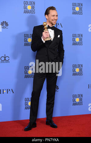 Après avoir remporté la catégorie de la MEILLEURE PERFORMANCE PAR UN ACTEUR DANS UNE MINI-SÉRIE OU Téléfilm pour son rôle dans 'La nuit', Manager Acteur Tom Hiddleston pose des coulisses de la salle de presse avec son Golden Globe Award à la 74e assemblée annuelle Golden Globe Awards au Beverly Hilton de Los Angeles, CA le dimanche, Janvier 8, 2017. Référence #  33198 Fichier 554CCR pour un usage éditorial uniquement - Tous droits réservés Banque D'Images