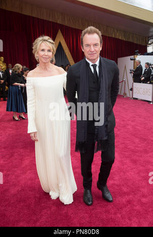 Nominé aux Oscars® Sting et sa femme, Trudie Styler, arrivent sur le tapis rouge à la 89e cérémonie des Oscars® au Dolby® Theatre à Hollywood, CA le Dimanche, Février 26, 2017. Référence de fichier #  33242 117 THA pour un usage éditorial uniquement - Tous droits réservés Banque D'Images