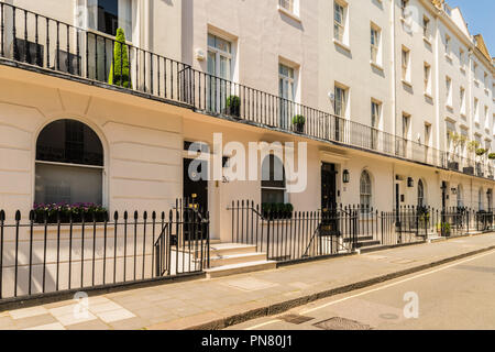 Londres. Septembre 2018. Une vue d'une grand rue de Belgravia à Londres Banque D'Images