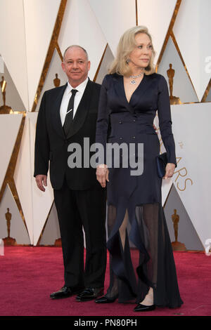 Guest et Faye Dunaway, présentateur, arrivent sur le tapis rouge de la 89e cérémonie des Oscars® au Dolby® Theatre à Hollywood, CA le Dimanche, Février 26, 2017. Référence #  33242 Fichier 206THA pour un usage éditorial uniquement - Tous droits réservés Banque D'Images