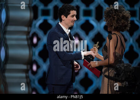 Damien Chazelle pose des coulisses de l'Oscar® de la meilleure mise en scène, pour un travail sur "La La Land" avec Halle Berry présentateur lors de la diffusion de l'ABC en direct 89e Oscars® au Dolby® Theatre à Hollywood, CA le Dimanche, Février 26, 2017. Référence de fichier #  33242 457 THA pour un usage éditorial uniquement - Tous droits réservés Banque D'Images