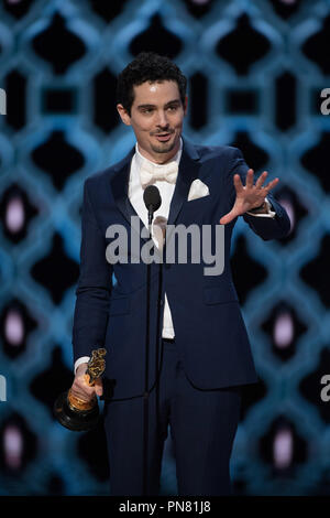 Damien Chazelle pose des coulisses de l'Oscar® de la meilleure mise en scène, pour un travail sur "La La Land" au cours de l'ABC de la télédiffusion en direct 89e Oscars® au Dolby® Theatre à Hollywood, CA le Dimanche, Février 26, 2017. Référence #  33242 Fichier 459THA pour un usage éditorial uniquement - Tous droits réservés Banque D'Images