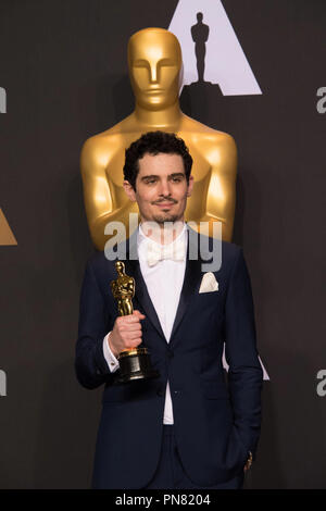 Damien Chazelle pose des coulisses de l'Oscar® de la meilleure mise en scène, pour un travail sur "La La Land" au cours de l'ABC de la télédiffusion en direct 89e Oscars® au Dolby® Theatre à Hollywood, CA le Dimanche, Février 26, 2017. Référence #  33242 Fichier 543THA pour un usage éditorial uniquement - Tous droits réservés Banque D'Images