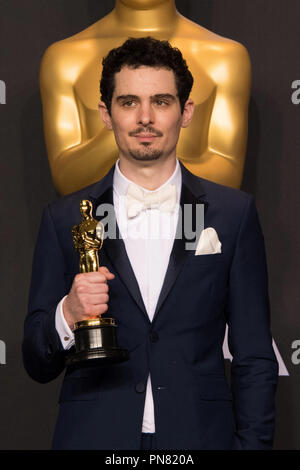 Damien Chazelle pose des coulisses de l'Oscar® de la meilleure mise en scène, pour un travail sur "La La Land" au cours de l'ABC de la télédiffusion en direct 89e Oscars® au Dolby® Theatre à Hollywood, CA le Dimanche, Février 26, 2017. Référence #  33242 Fichier 544THA pour un usage éditorial uniquement - Tous droits réservés Banque D'Images