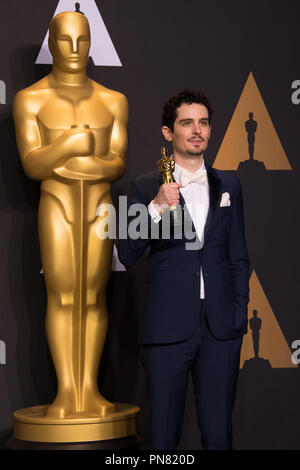 Damien Chazelle pose des coulisses de l'Oscar® de la meilleure mise en scène, pour un travail sur "La La Land" au cours de l'ABC de la télédiffusion en direct 89e Oscars® au Dolby® Theatre à Hollywood, CA le Dimanche, Février 26, 2017. Référence #  33242 Fichier 545THA pour un usage éditorial uniquement - Tous droits réservés Banque D'Images