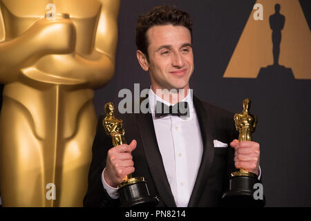 Justin Hurwitz pose des coulisses avec l'Oscar® de la meilleure musique écrite pour le cinéma (Original score) et de la meilleure musique écrite pour le cinéma (chanson originale) pour "Ville de Stars' pour travailler sur "La La Land" et au cours de l'ABC de la télédiffusion en direct 89e Oscars® au Dolby® Theatre à Hollywood, CA le Dimanche, Février 26, 2017. Référence #  33242 Fichier 550THA pour un usage éditorial uniquement - Tous droits réservés Banque D'Images