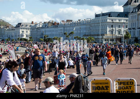 Des centaines de vacanciers profitant du beau temps sur la côte-nord, promenade à Llandudno, au nord du Pays de Galles Banque D'Images