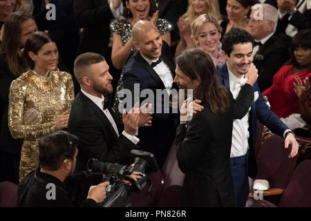 Linus Sandgren embrasse Damien Chazelle qu'il accepte l'Oscar® de la meilleure cinématographie, pour travailler sur "La La Land" au cours de l'ABC de la télédiffusion en direct 89e Oscars® au Dolby® Theatre à Hollywood, CA le Dimanche, Février 26, 2017. Référence #  33242 Fichier 605THA pour un usage éditorial uniquement - Tous droits réservés Banque D'Images