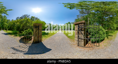 Vue panoramique à 360° de Entrée du cimetière de Saint Bernard Cullman Alabama Usa