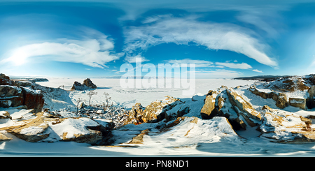 Vue panoramique à 360° de Shaman Rock ou Burhan Cap sur l'île d'Olkhon en hiver du lac Baikal avec fissures. Panorama 360 degrés.