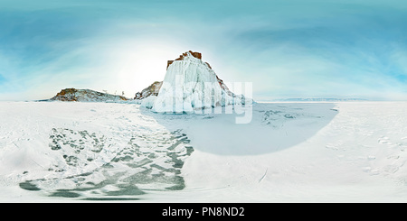 Vue panoramique à 360° de Shaman Rock sur l'île d'Olkhon en hiver, le Lac Baïkal. 360 Panorama 180 degrés.