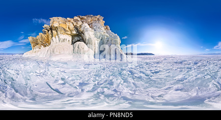Vue panoramique à 360° de Shaman Rock ou Burhan Cap sur l'île d'Olkhon en hiver, entouré par le bleu glace du lac Baikal avec fissures. 360 Panorama 180 degrés