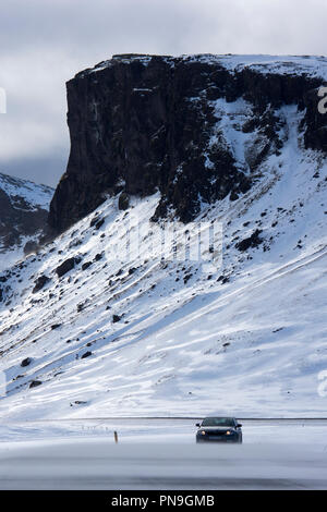 La neige rend les conditions de conduite automobile difficile par la neige des montagnes le long de la route principale de Reykjavik, le sud de l'Islande Banque D'Images