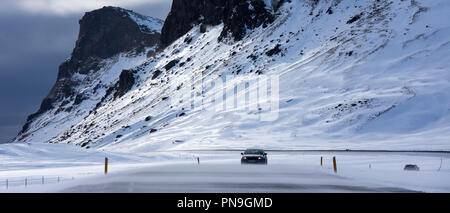 La neige rend les conditions de conduite automobile difficile par la neige des montagnes le long de la route principale de Reykjavik, le sud de l'Islande Banque D'Images