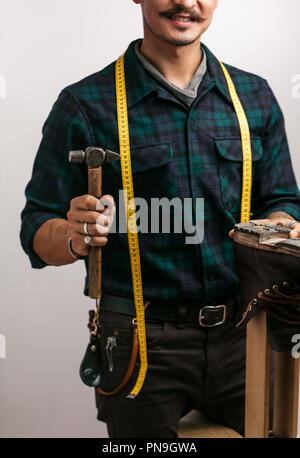 Cordonnier au studio. Méconnaissable shoemaker effectue chaussures dans le craft studio Banque D'Images
