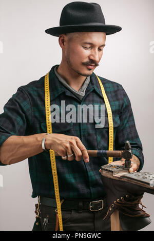 Cordonnier au studio. Méconnaissable shoemaker effectue chaussures dans le craft studio Banque D'Images