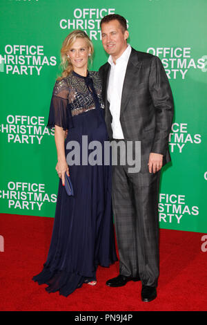 Molly Sims, Scott Stuber lors de la première de Paramount Pictures' 'Office' Party de Noël qui a eu lieu au Regency Village Theatre de Westwood, CA, le 7 décembre 2016. Photo par Joseph Martinez / PictureLux Banque D'Images