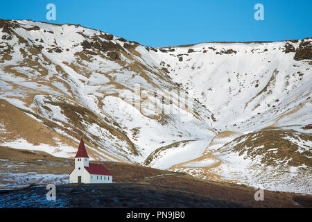 Pittoresque en bois traditionnels islandais de l'église luthérienne à Vikurkirkja V'k i Myrdal, Sud de l'Islande Banque D'Images