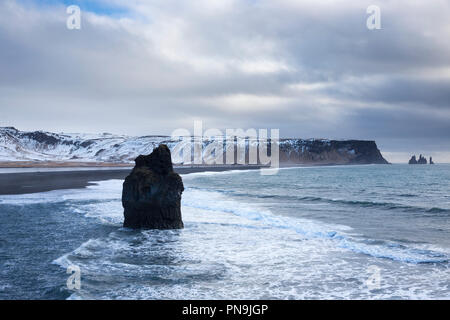 Basaltiques de Reynisdrangar troll (roches) et plage de sable volcanique noir près du village de Reynisfjara qui jouit V'k i Myrdal, Sud de l'Islande Banque D'Images