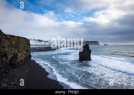 Basaltiques de Reynisdrangar troll (roches) et plage de sable volcanique noir près du village de Reynisfjara qui jouit V'k i Myrdal, Sud de l'Islande Banque D'Images