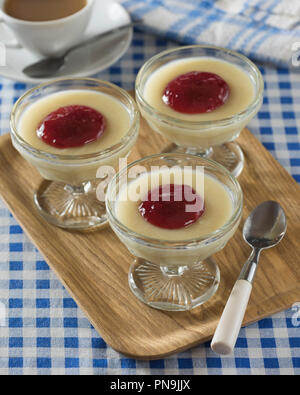 La semoule au lait avec de la confiture. Dessert traditionnel. Food UK Banque D'Images