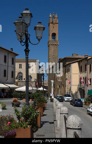 Piazza Garibaldi et Palazzo'église communale dans la ville de Montalcino, Toscane, Italie Banque D'Images