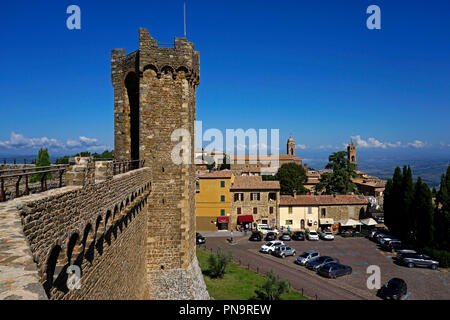 Forteresse et vue de ville de Montalcino, Toscane, Italie Banque D'Images