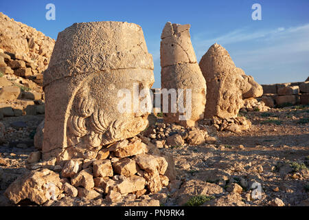 Image de les statues de autour de la tombe de roi de Commagène Antochus 1 sur le sommet du Mont Nemrut, Turquie. Stock photos & Photo art prints. En 62 avant J.-C., Ki Banque D'Images