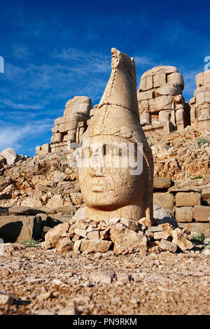 Photo & photo des statues d'Apollon autour de la tombe de roi de Commagène Antochus 1 sur le sommet du Mont Nemrut, Turquie. Stock photos & Photo art pri Banque D'Images